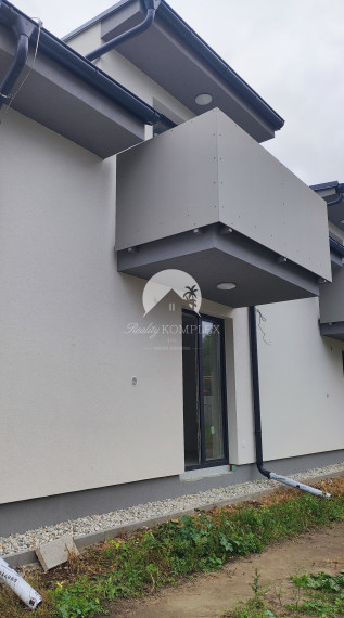 Reality Komplex s.r.o. Vám ponúka na PREDAJ dvojpodlažný rodinný dom v radovej zástavbe v Zemianskej Oľči.