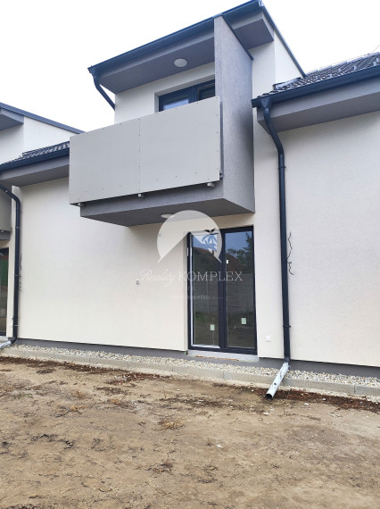 Reality Komplex s.r.o. Vám ponúka na PREDAJ dvojpodlažný rodinný dom v radovej zástavbe v Zemianskej Oľči.