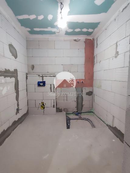 Reality KOMPLEX s.r.o. Vám ponúka na PREDAJ dvojpodlažný 4izbový rodinný dom v radovej zástavbe v Zemianskej Oľči.