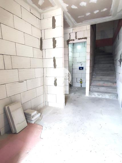 Reality KOMPLEX s.r.o. Vám ponúka na PREDAJ dvojpodlažný 4izbový rodinný dom v radovej zástavbe v Zemianskej Oľči.