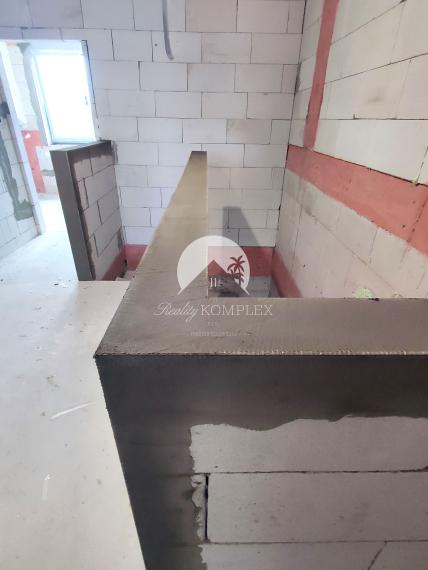 Reality KOMPLEX s.r.o. Vám ponúka na PREDAJ dvojpodlažný 4izbový rodinný dom v radovej zástavbe v Zemianskej Oľči.