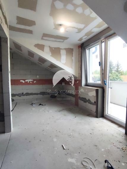 Reality KOMPLEX s.r.o. Vám ponúka na PREDAJ dvojpodlažný 4izbový rodinný dom v radovej zástavbe v Zemianskej Oľči.