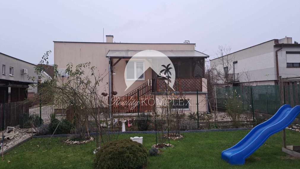 !!! LEN U NÁS!!! Reality KOMPLEX s.r.o. Vám ponúka NA PREDAJ rodinný dom v Kostolných Kračanoch