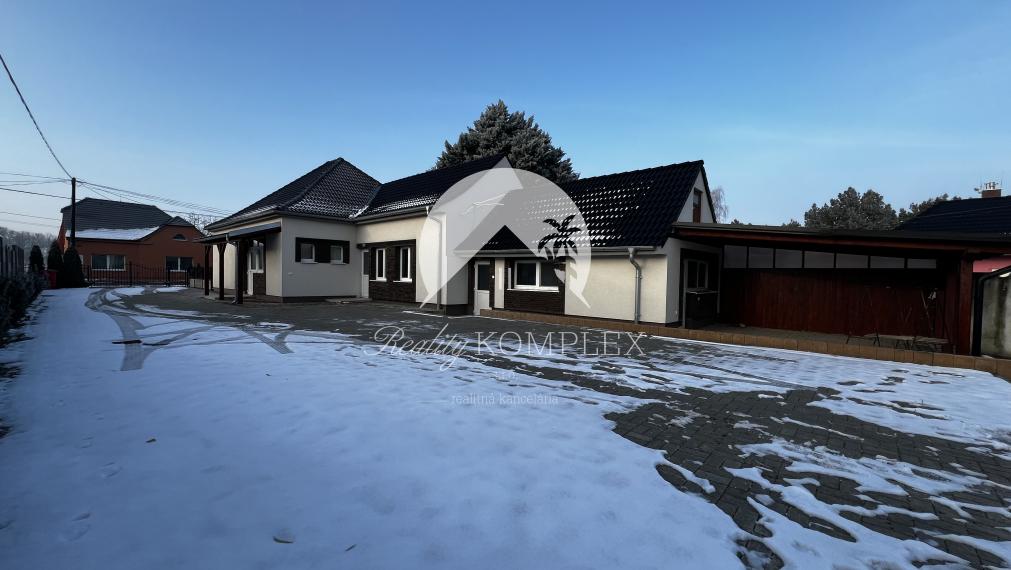 Reality KOMPLEX s.r.o. Vám ponúka na PREDAJ kompletne zrekonštruovaný 4 izbový rodinný dom v Dolnom Bare