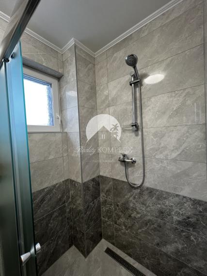 Reality KOMPLEX s.r.o. Vám ponúka na PREDAJ kompletne zrekonštruovaný 4 izbový rodinný dom v Dolnom Bare