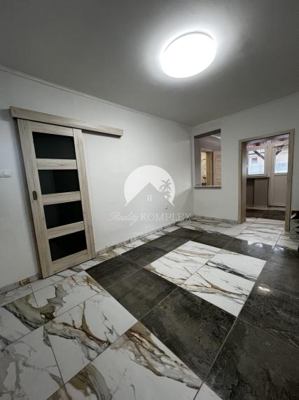 Reality KOMPLEX s.r.o. Vám ponúka na PREDAJ kompletne zrekonštruovaný 4 izbový rodinný dom v Dolnom Bare