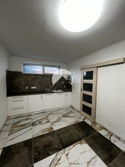 Reality KOMPLEX s.r.o. Vám ponúka na PREDAJ kompletne zrekonštruovaný 4 izbový rodinný dom v Dolnom Bare