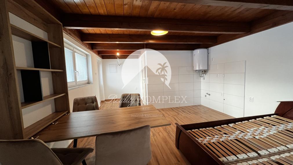 Reality KOMPLEX s.r.o. Vám ponúka na PREDAJ kompletne zrekonštruovaný 4 izbový rodinný dom v Dolnom Bare