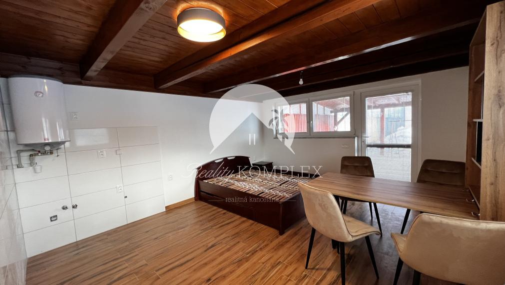 Reality KOMPLEX s.r.o. Vám ponúka na PREDAJ kompletne zrekonštruovaný 4 izbový rodinný dom v Dolnom Bare