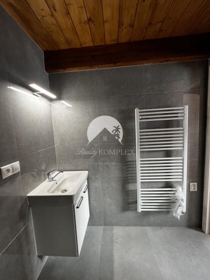 Reality KOMPLEX s.r.o. Vám ponúka na PREDAJ kompletne zrekonštruovaný 4 izbový rodinný dom v Dolnom Bare