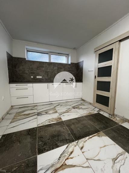 Reality KOMPLEX s.r.o. Vám ponúka na PREDAJ kompletne zrekonštruovaný 4 izbový rodinný dom v Dolnom Bare