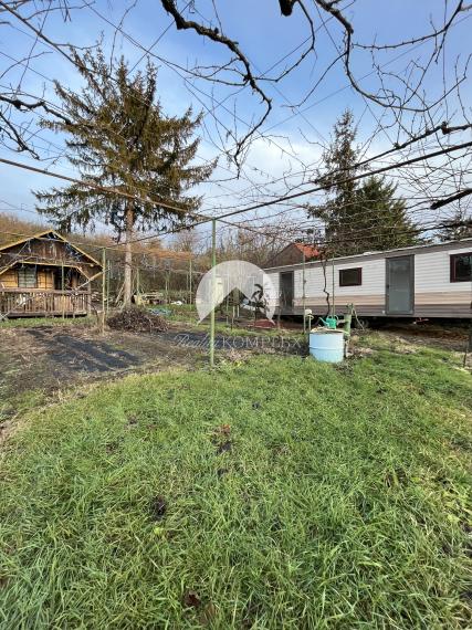 Reality KOMPLEX s.r.o. Vám výhradne ponúka na predaj rekreačnú chatku a celoročný mobilný dom v záhradkárskej oblasti MAJÁK v meste Komárno, pozemok je zapísané na liste vlastníctva.