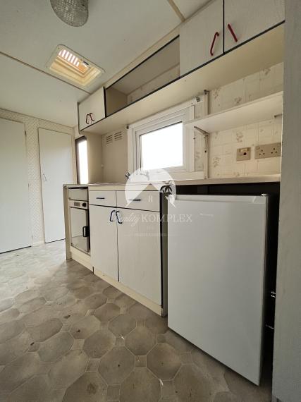 Reality KOMPLEX s.r.o. Vám výhradne ponúka na predaj rekreačnú chatku a celoročný mobilný dom v záhradkárskej oblasti MAJÁK v meste Komárno, pozemok je zapísané na liste vlastníctva.