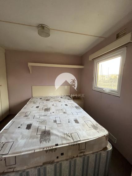 Reality KOMPLEX s.r.o. Vám výhradne ponúka na predaj rekreačnú chatku a celoročný mobilný dom v záhradkárskej oblasti MAJÁK v meste Komárno, pozemok je zapísané na liste vlastníctva.