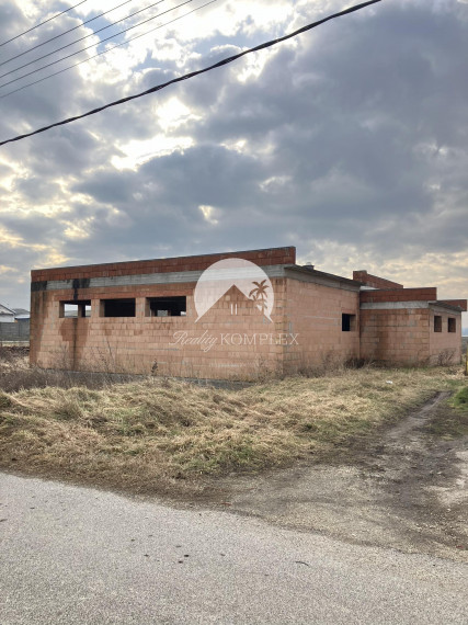 Reality Komplex s.r.o Vám ponúka na predaj polyfunkčný objekt v Zlatnej na Ostrove.