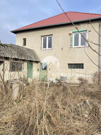 Reality KOMPLEX s.r.o. Vám ponúka na predaj čiastočne zrekonštruovaný 5 izbový rodinný dom v obci Zlatná na Ostrove.