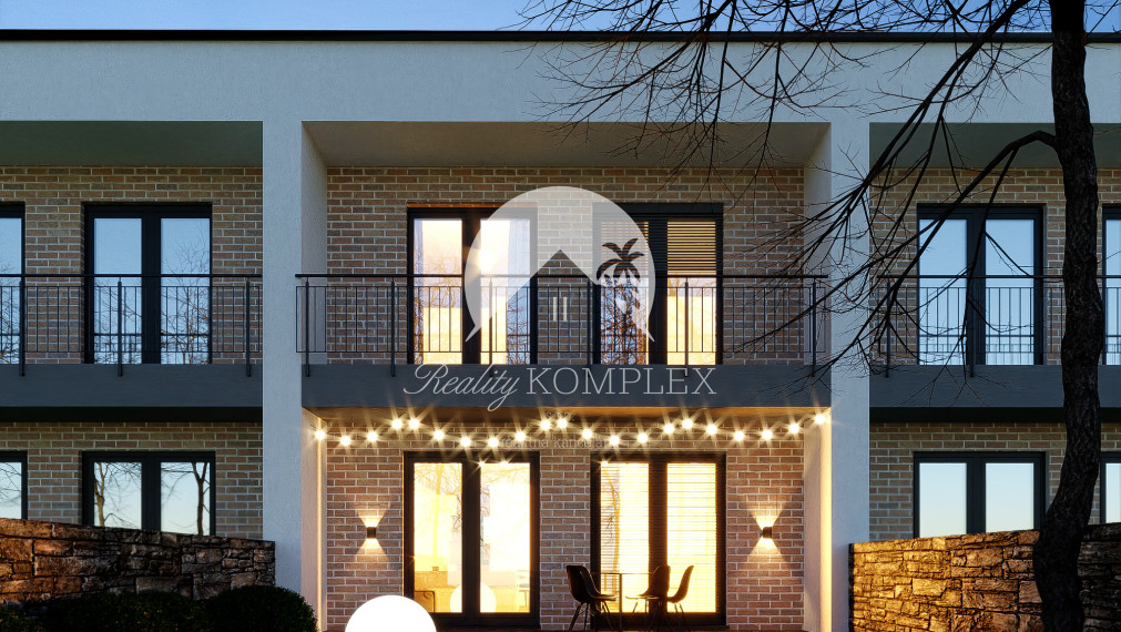 Reality KOMPLEX s.r.o.  Vám predstavuje na PREDAJ jedinečnú príležitosť bývania v rodinných radových domov v srdci obce Okoličná na Ostrove.