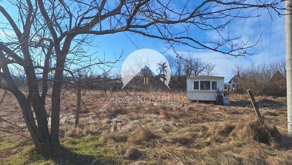 Reality KOMPLEX s.r.o. Vám ponúka na predaj veľký pozemok s mobilným domom v obci Radvaň nad Dunajom.