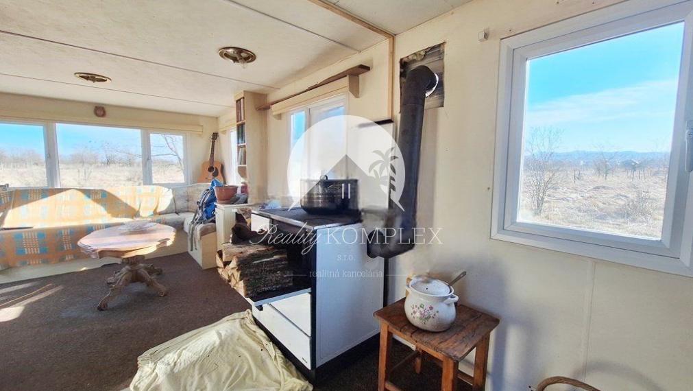 Reality KOMPLEX s.r.o. Vám ponúka na predaj veľký pozemok s mobilným domom v obci Radvaň nad Dunajom.