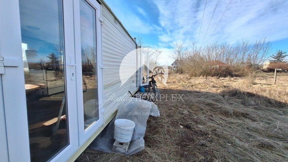 Reality KOMPLEX s.r.o. Vám ponúka na predaj veľký pozemok s mobilným domom v obci Radvaň nad Dunajom.