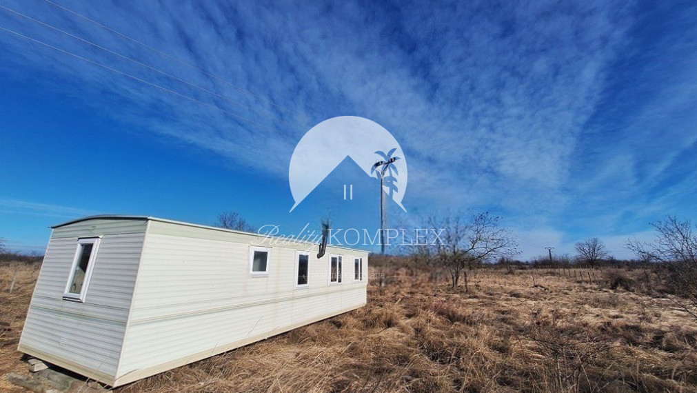 Reality KOMPLEX s.r.o. Vám ponúka na predaj veľký pozemok s mobilným domom v obci Radvaň nad Dunajom.