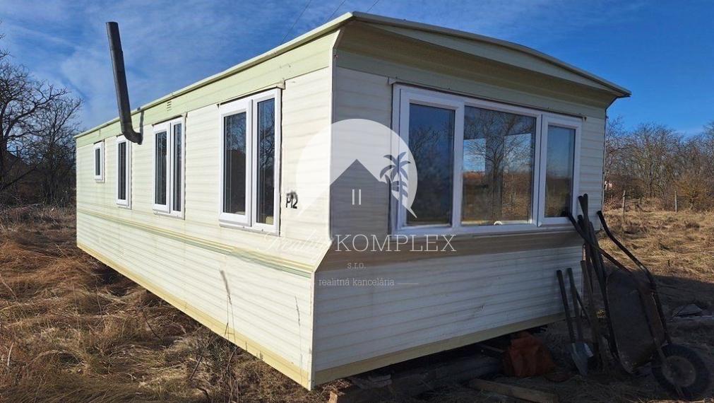 Reality KOMPLEX s.r.o. Vám ponúka na predaj veľký pozemok s mobilným domom v obci Radvaň nad Dunajom.
