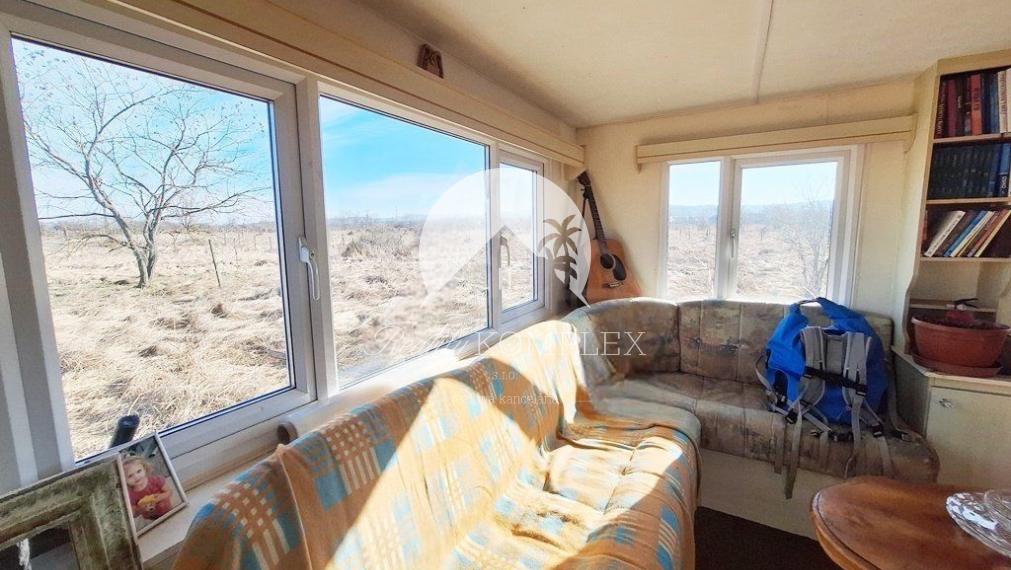 Reality KOMPLEX s.r.o. Vám ponúka na predaj veľký pozemok s mobilným domom v obci Radvaň nad Dunajom.