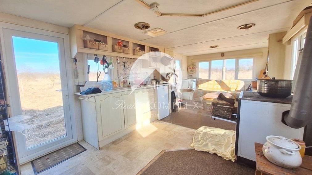 Reality KOMPLEX s.r.o. Vám ponúka na predaj veľký pozemok s mobilným domom v obci Radvaň nad Dunajom.