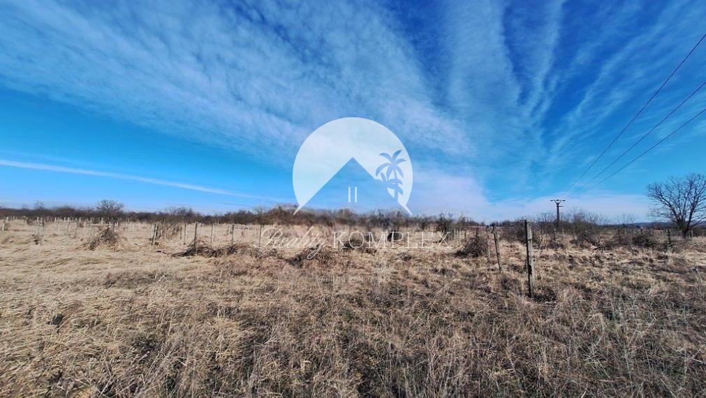 Reality KOMPLEX s.r.o. Vám ponúka na predaj veľký pozemok s mobilným domom v obci Radvaň nad Dunajom.