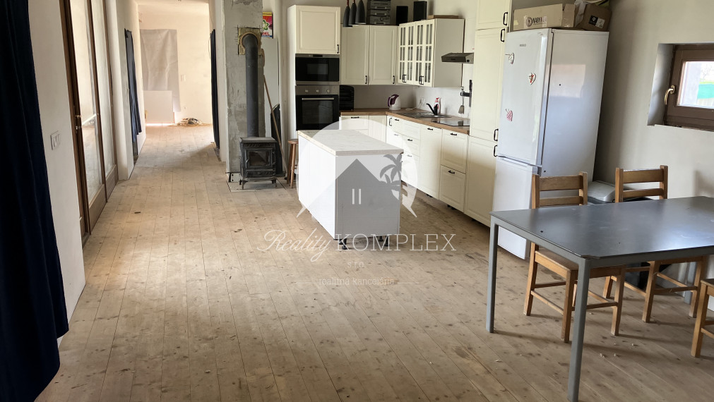 Reality KOMPLEX s.r.o Vám ponúka na predaj moderný nízkoenergetický drevodomov na pozemku s rozlohou 2395 m2.