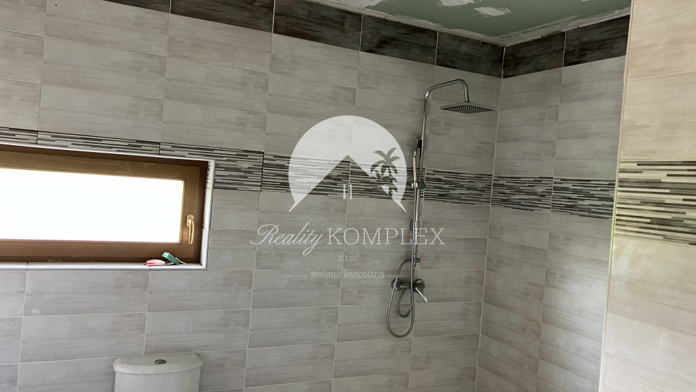 Reality KOMPLEX s.r.o Vám ponúka na predaj moderný nízkoenergetický drevodomov na pozemku s rozlohou 2395 m2.