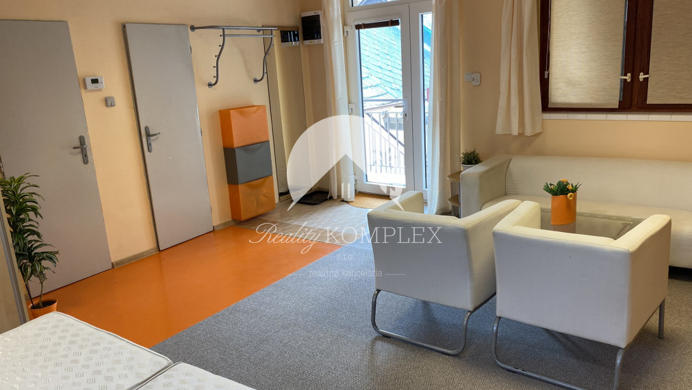 Exkluzívne iba u nás Vám Reality KOMPLEX s.r.o., ponúka na prenájom  priestranný 1 izbový byt v centre Komárna.