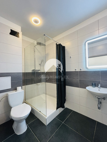 Exkluzívne iba u nás Vám Reality KOMPLEX s.r.o., ponúka na predaj útulný, úplne rekonštruovaný, moderný 2  izbový svojpomocný byt v tichej lokalite Mesta Komárno.