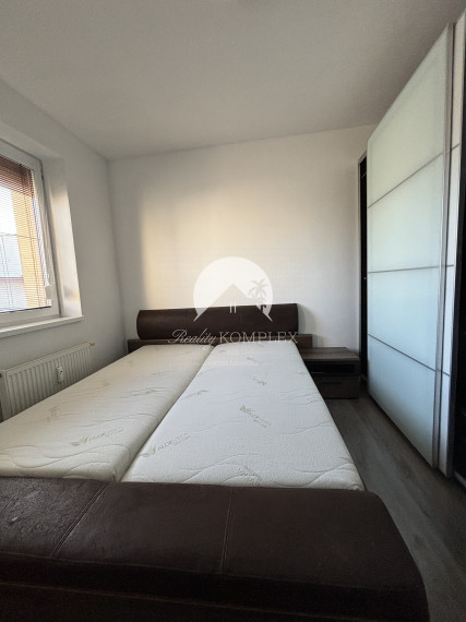 Exkluzívne iba u nás Vám Reality KOMPLEX s.r.o., ponúka na predaj útulný, úplne rekonštruovaný, moderný 2  izbový svojpomocný byt v tichej lokalite Mesta Komárno.