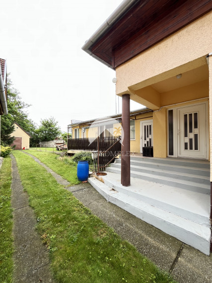 Reality KOMPLEX s.r.o., Vám ponúka kompletne zrekonštruovaný a zariadený 4 izbový rodinný dom s veľkým pozemkom a s garážou vo vyhľadávanej  lokalite v obci Iža, okres Komárno