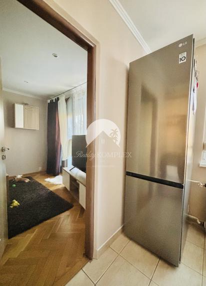 Reality komplex s.r.o., Vám  ponúka prenájom útulného, úplne rekonštruovaného, priestranného  1  izbového bytu s balkónom  na Jazernej ulici.