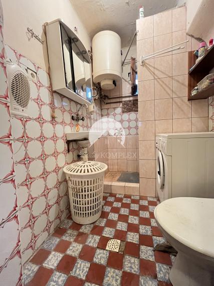 ZNÍŽENÁ CENA !!! Iba u nás!!! Reality KOMPLEX s.r.o., Vám ponúka na predaj 2-izbový rodinný dom vo vyhľadávanej lokalite vo Svätom Petri s veľkým pozemkom o celkovej výmere 1554m2 za SUPER CENU