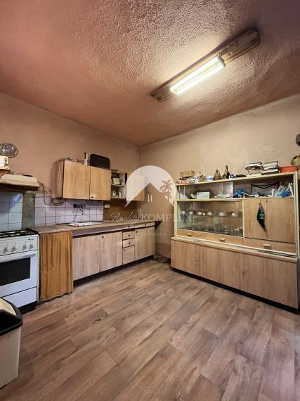 ZNÍŽENÁ CENA !!! Iba u nás!!! Reality KOMPLEX s.r.o., Vám ponúka na predaj 2-izbový rodinný dom vo vyhľadávanej lokalite vo Svätom Petri s veľkým pozemkom o celkovej výmere 1554m2 za SUPER CENU