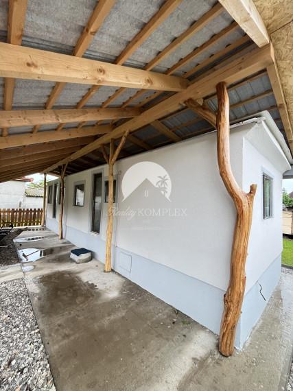 IBA U NÁS!!! Reality KOMPLEX s.r.o., Vám ponúka na predaj kompletne zrekonštruovaný a zariadený celoročný mobilný dom v obci Pribeta s pekným pozemkom