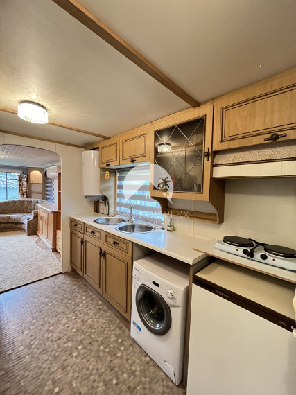 IBA U NÁS!!! Reality KOMPLEX s.r.o., Vám ponúka na predaj kompletne zrekonštruovaný a zariadený celoročný mobilný dom v obci Pribeta s pekným pozemkom