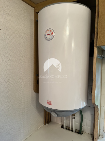 IBA U NÁS!!! Reality KOMPLEX s.r.o., Vám ponúka na predaj kompletne zrekonštruovaný a zariadený celoročný mobilný dom v obci Pribeta s pekným pozemkom