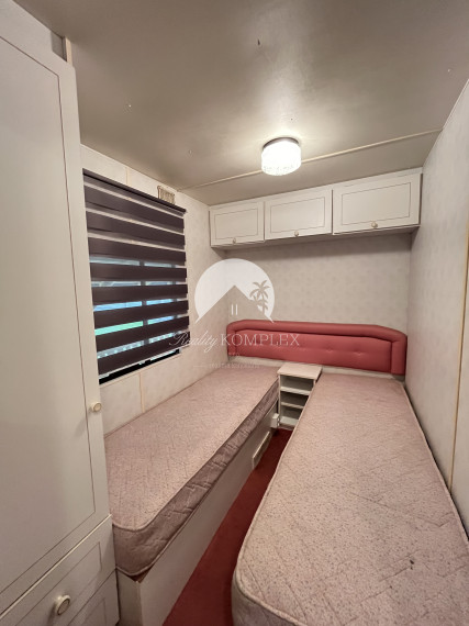 IBA U NÁS!!! Reality KOMPLEX s.r.o., Vám ponúka na predaj kompletne zrekonštruovaný a zariadený celoročný mobilný dom v obci Pribeta s pekným pozemkom