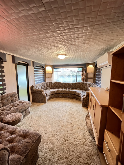 IBA U NÁS!!! Reality KOMPLEX s.r.o., Vám ponúka na predaj kompletne zrekonštruovaný a zariadený celoročný mobilný dom v obci Pribeta s pekným pozemkom