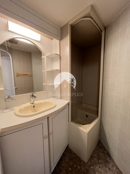 IBA U NÁS!!! Reality KOMPLEX s.r.o., Vám ponúka na predaj kompletne zrekonštruovaný a zariadený celoročný mobilný dom v obci Pribeta s pekným pozemkom