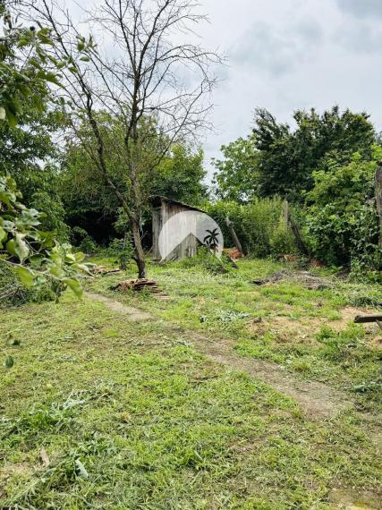 Reality Komplex s.r.o. ELADÁSRA kínál egy nagy telket régi vidéki házzal Nagylúdc községben!