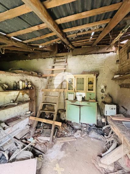 Reality Komplex s.r.o. ELADÁSRA kínál egy nagy telket régi vidéki házzal Nagylúdc községben!