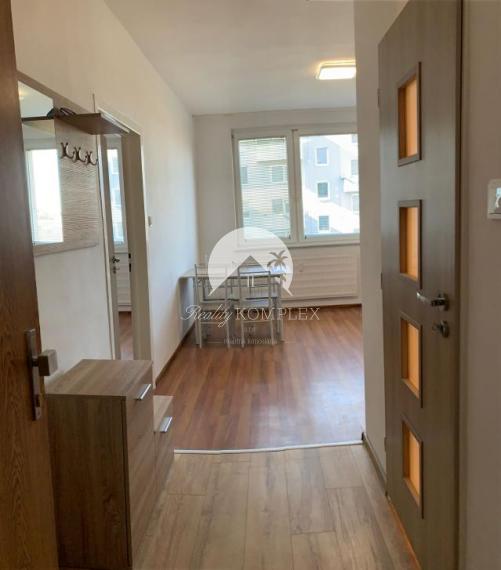 Iba u nás!!! Reality KOMPLEX s.r.o.,Vám ponúka na prenájom moderne zrekonštruovaný, zariadení 1- izbový byt v Komárne, na ul. Eötvösa v tichej časti Komárna