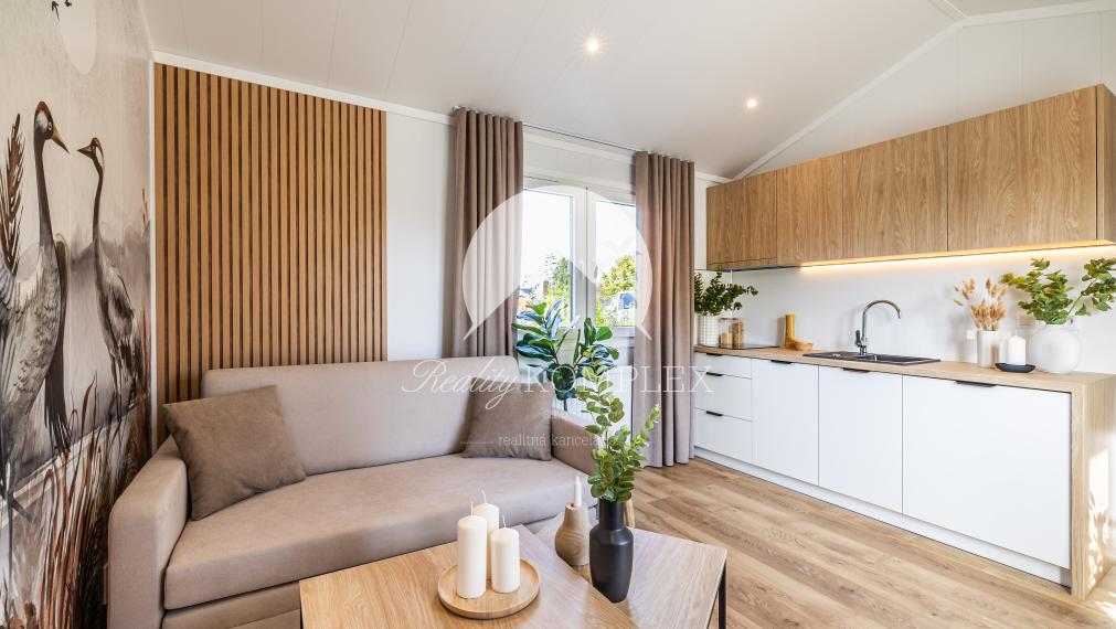 Exkluzívne iba u nás Vám Reality KOMPLEX s.r.o., ponúka na PREDAJ nový CELOROČNE OBÝVATEĽNÝ MOBILNÝ DOM BALI s rozmerom 10x3,5m!!!