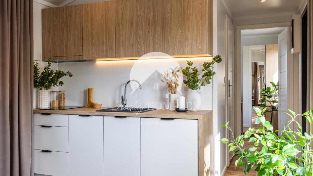 Exkluzívne iba u nás Vám Reality KOMPLEX s.r.o., ponúka na PREDAJ nový CELOROČNE OBÝVATEĽNÝ MOBILNÝ DOM BALI s rozmerom 10x3,5m!!!