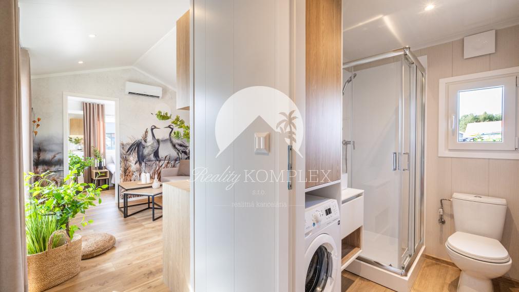 Exkluzívne iba u nás Vám Reality KOMPLEX s.r.o., ponúka na PREDAJ nový CELOROČNE OBÝVATEĽNÝ MOBILNÝ DOM BALI s rozmerom 10x3,5m!!!